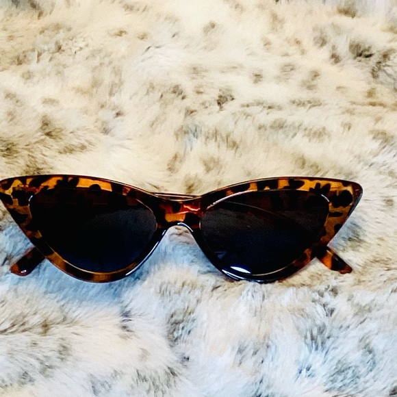 CAT EYE Sunglasses - Picture 2 of 5